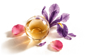 Boccetta di profumo con iris e petali di rosa